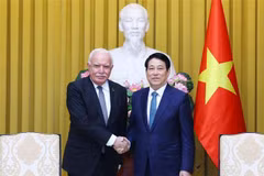 State President Luong Cuong (R) and Prof. Riad Malki, Special Envoy of the Palestinian President. (Photo: VNA)