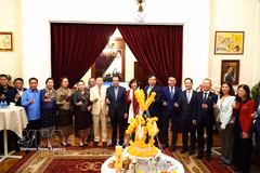 Vietnamese Ambassador to Russia Dang Minh Khoi and his spouse Le Linh Lan visit the Lao Embassy in Russia to greetings on the occasion of Bunpimay (traditional New Year of Laos) (Photo: VNA)