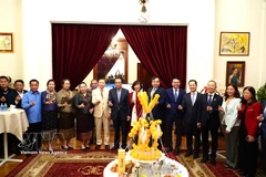 Vietnamese Ambassador to Russia Dang Minh Khoi and his spouse Le Linh Lan visit the Lao Embassy in Russia to greetings on the occasion of Bunpimay (traditional New Year of Laos) (Photo: VNA)