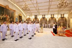Thai Prime Minister Anutin Charnvirakul and new cabinet ministers take the oath in front of King Maha Vajiralongkorn at Dusit Palace in Bangkok on April 6. (Photo: XINHUA/VNA)