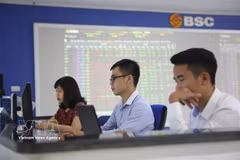 Traders work on a trading floor of a securities firm. (Photo: VNA)