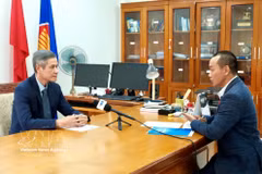 Vietnamese Ambassador to Cambodia Nguyen Minh Vu (left) in an interview with a Vietnam News Agency correspondent in Phnom Penh (Photo: VNA)