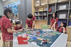 Students experience robotic products (Photo: VNA)