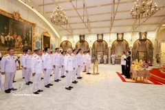 Thai Prime Minister Anutin Charnvirakul and new cabinet ministers take the oath in front of King Maha Vajiralongkorn at Dusit Palace in Bangkok on April 6. (Photo: XINHUA/VNA)