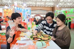 People visit the Spring Fair 2026. (Photo: VNA)