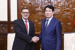 State President Luong Cuong (R) receives outgoing Australian Ambassador to Vietnam Andrew Goledzinowski in Hanoi on December 20. (Photo: VNA)