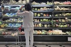 A resident buys vegetables at a Bangkok supermarket. (Photo: bangkokpost.com) 