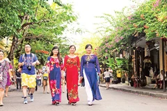 Tourists visit Hoi An ancient city, Quang Nam province. (Photo: nhandan.vn)