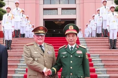 Minister of National Defence General Phan Van Giang (R) welcomes Minister of the Revolutionary Armed Forces of Cuba Corps General Álvaro López Miera in Hanoi on September 3. (Photo: VNA)