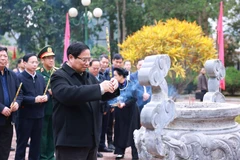 Prime Minister Pham Minh Chinh offers flowers and incense at the Ho Chi Minh Memorial House in the Special National Historical Site of the 1950 Border Campaign Victory in Cao Bang on February 2. (Photo: VNA)