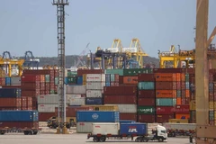 Containers are prepared for export at the Laem Chabang deep-sea port in Chon Buri province. (Photo: bangkokpost.com) 