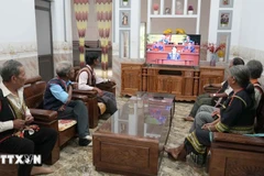 Village elders, respected figures, and villagers of Plei Jo Drop hamlet, Ia Chim commune, Quang Ngai province, watch the opening session of the 14th National Party Congress. (Photo: VNA)