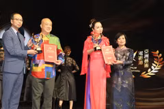 Consul General in Hong Kong and Macau Le Duc Hanh (right) and Vietnamese Cultural Ambassador to the AAFF Mai Thu Huyen (second, right) at the awards ceremony. (Photo: VNA)