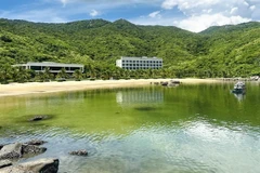 Vias Resort Van Phong Peninsula, Vietnam’s first private island retreat, nestled against the lush green hills of Khanh Hoa province. (Photo: VNA)