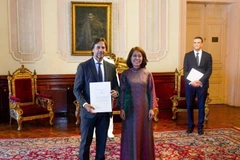 Vietnamese Ambassador to Argentina and Uruguay Ngo Minh Nguyet (right) presents her credentials to Uruguayan President Luis Lacalle Pou. (Photo: Uruguay Presidential Palace)