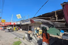 Houses are damaged after the earthquake in General Santos city, Philippines on June 8. (Photo: Xinhua/VNA)