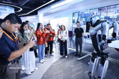 Visitors to UBTECH, a company major in the research and development of humanoid robots (Photo: VNA)