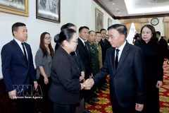 Politburo member and Standing member of the Communist Party of Vietnam (CPV) Central Committee’s Secretariat Tran Cam Tu (second, right) offers condolences to Lao Ambassador to Vietnam Khamphao Ernthavanh on August 10. (Photo: VNA)