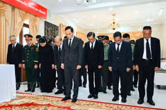 Politburo member and Secretary of the Ho Chi Minh City Party Committee Tran Luu Quang leads a delegation from the city's leadership in paying tribute to President of the National Assembly of Laos Xaysomphone Phonvihane at the Lao Consulate General on August 10, 2026. (Photo: VNA)