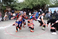 The Lo Lo Chai people in Tuyen Quang province immerse themselves in a traditional dance, attracting a large number of visitors to enjoy and experience the performance. (Photo: VNA)