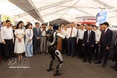 Visitors to an exhibition showcasing technology products at Techfest Hai Phong 2026 (Photo: VNA)