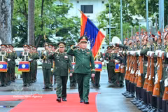 General Nguyen Trong Nghia, Politburo member, Secretary of the Communist Party of Vietnam (CPV) Central Committee, Member of the Central Military Commission's Standing Board, and Chairman of the General Department of Politics of the Vietnam People’s Army (VPA) (right) reviews the guard of honour of the Lao People's Army during the official welcome ceremony in Laos. (Photo: VNA)