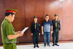 Defendant Nguyen Thanh Hiep is informed of procedural decisions by the police. (Photo: VNA)
