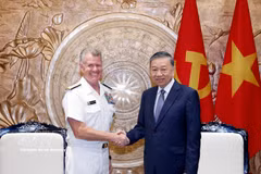 General Secretary of the Communist Party of Vietnam (CPV) Central Committee and State President To Lam (right) and Admiral Samuel Paparo, Commander of the United States Pacific Command (USPACOM), at their meeting in Hanoi on August 5. (Photo: VNA)
