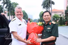General Nguyen Tan Cuong (right), Chief of the General Staff of the Vietnam People's Army and Deputy Minister of National Defence, welcomes Admiral Samuel Paparo, Commander of the US Pacific Command, in Hanoi on August 5, 2026. (Photo: VNA)
