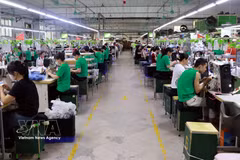 Workers at a factory producing garments for export. (Photo: VNA)