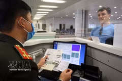 A foreign traveller completes immigration procedures at a Vietnamese border gate. (Photo: VNA)