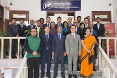 Delegates, officials, scholars and experts from Vietnam and India pose for a group photo before the discussion session. (Photo: VNA)