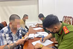 Ho Chi Minh City police coordinate with relevant agencies to receive 47 Vietnamese nationals deported from the US at the police division of Noi Bai International Airport in Hanoi. (Photo: VNA)