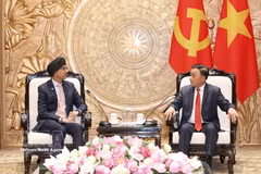 Politburo member and Permanent member of the Communist Party of Vietnam (CPV) Central Committee's Secretariat Tran Cam Tu (right) hosts a reception for Singaporean Ambassador to Vietnam Rajpal Singh in Hanoi on August 5. (Photo: VNA)