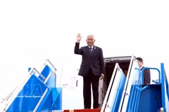 President of the National Assembly and Speaker of the House of Representatives of Thailand Sophon Zaram arrives in Hanoi on August 5 morning. (Photo: VNA)