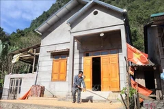 A family in Keo Si hamlet, Thanh Nhat town, Ha Lang district, Cao Bang province, receives financial support to build a new house from a programme to eliminate temporary and dilapidated houses. (Photo: VNA)