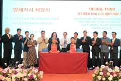 At the signing ceremony (Photo: VNA)