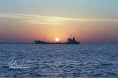 An oil tanker anchored off Qeshm Island in the Strait of Hormuz. (Photo: Middle East Eye/VNA)