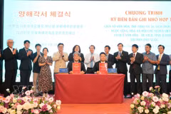 At the signing ceremony (Photo: VNA)