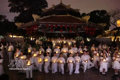 A standout moment of the “Hanoi binh yen” (Peaceful Hanoi) live concert on March 28 comes in the finale, when the entire venue goes dark in unison in support of Earth Hour. (Photo: VNA) 