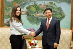 Deputy Prime Minister Nguyen Van Thang (R) receives Amazon Web Services Vice President Quint Simon in Hanoi on May 8. (Photo: VNA)