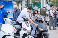 A customer tries a VinFast e-motorbike. (Photo: VNA)