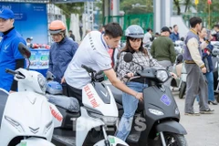 A customer tries a VinFast e-motorbike. (Photo: VNA)