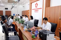 The Public Administrative Service Centre of Truong Tan commune, Hai Phong city, operates on both Saturdays and Sundays to serve citizens. (Photo: VNA)