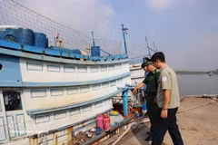 Authorities inspect a fishing vessel anchored at Cat Lo Port in Phuoc Thang ward, Ho Chi Minh City, as part of efforts to strengthen fisheries management and combat IUU fishing. (Photo: VNA) 