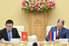 The signing ceremony of an MoU between the Vietnamese Ministry of Industry and Trade and Russia on scientific research, technology development, and innovation cooperation in the industrial sector. (Photo: VNA)