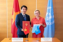 Deputy Minister Le Anh Tuan and UNCITRAL Secretary Anna Joubin-Bret sign a Memorandum of Understanding (MoU) on cooperation between the Vietnamese Ministry of Foreign Affairs and UNCITRAL for the 2025–2031. (Photo: VNA)