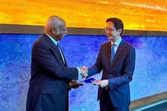 Ambassador Do Hung Viet, head of the Vietnamese Permanent Mission to the UN, hands over the Vietnamese translation of the “Pact for the Future” to President of the 79th session of the UN General Assembly Philemon Yang. (Photo: VNA)