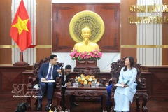 Nguyen Thi Ngoc Diep (R), Vice Chairwoman of the Can Tho People’s Committee, receives Etienne Ranaivoson, Consul General of France in Ho Chi Minh City. (Photo: VNA)