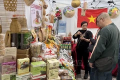 Visitors learn about Vietnamese products at the pavillion of the Vietnam Trade Office in Hong Kong (China) (Photo: VNA)